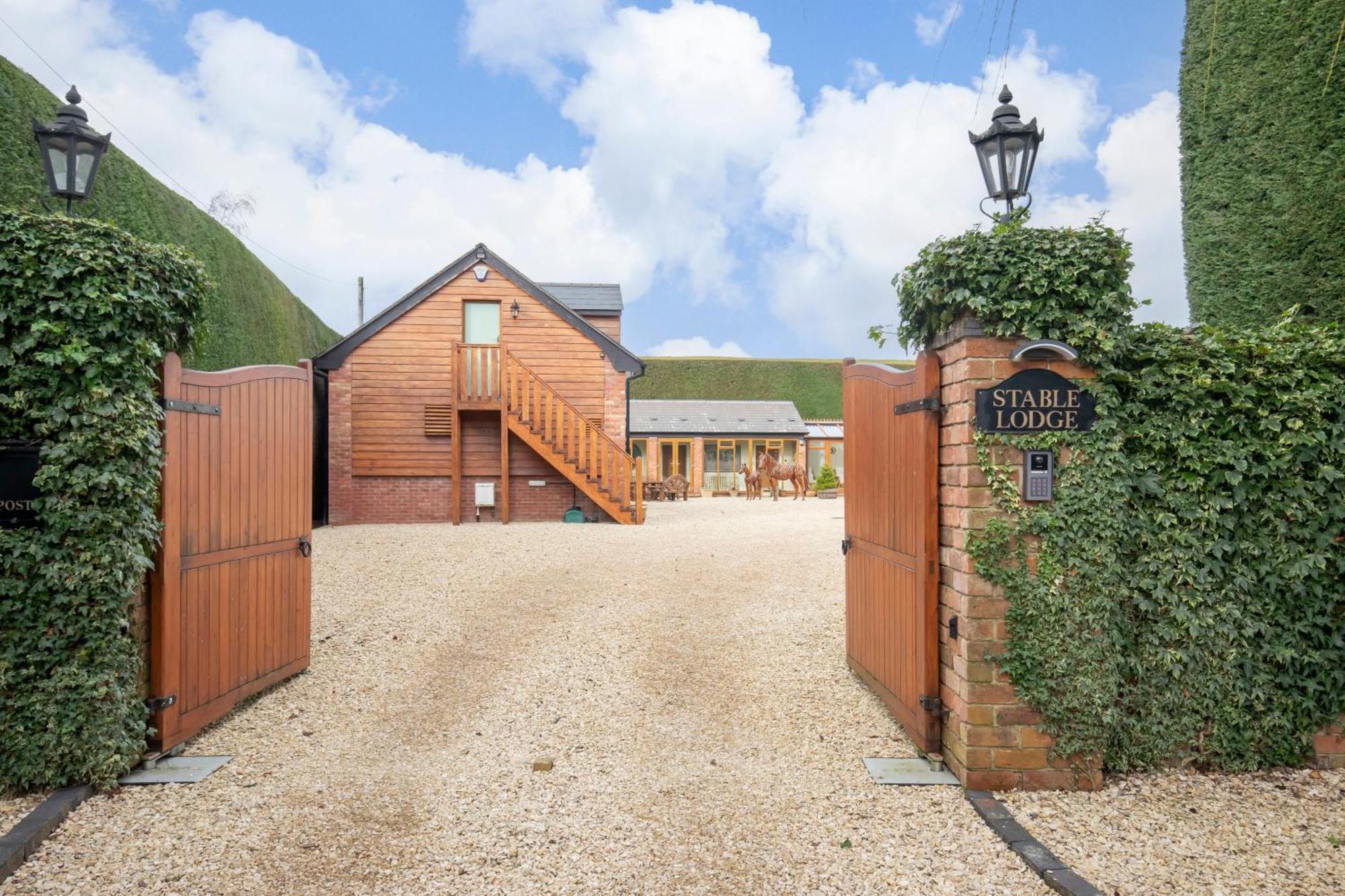 Stable Lodge - Boutique Bed & Breakfast Shurdington Buitenkant foto